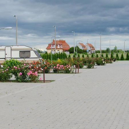 Hotel Rózsa Csárda Bungalow&Caravan Park Hegyeshalom Exterior foto