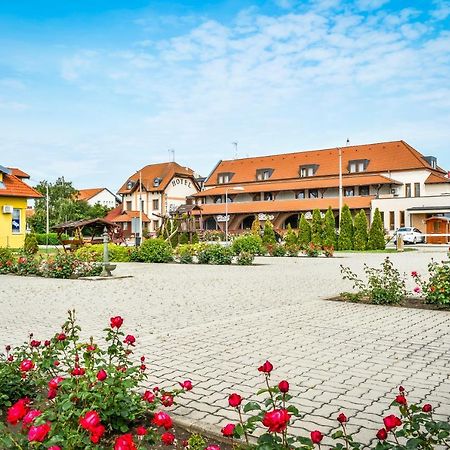 Hotel Rózsa Csárda Bungalow&Caravan Park Hegyeshalom Exterior foto