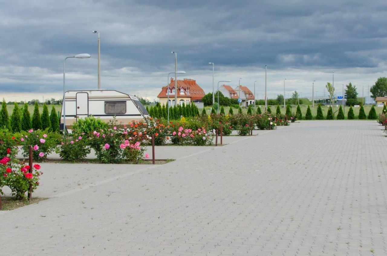 Hotel Rózsa Csárda Bungalow&Caravan Park Hegyeshalom Exterior foto