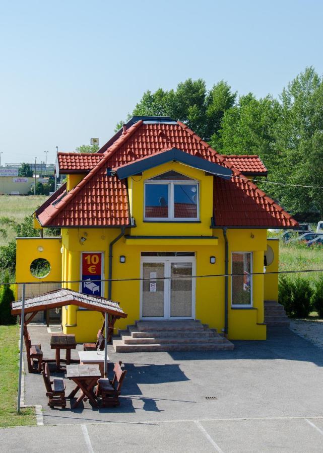 Hotel Rózsa Csárda Bungalow&Caravan Park Hegyeshalom Exterior foto